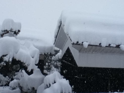 雪が降ると瓦葺の屋根は雪かきが必要