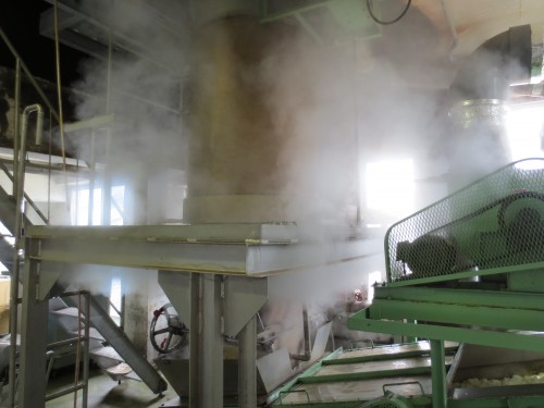麹の蒸す機械　その名も　『連続蒸米機』