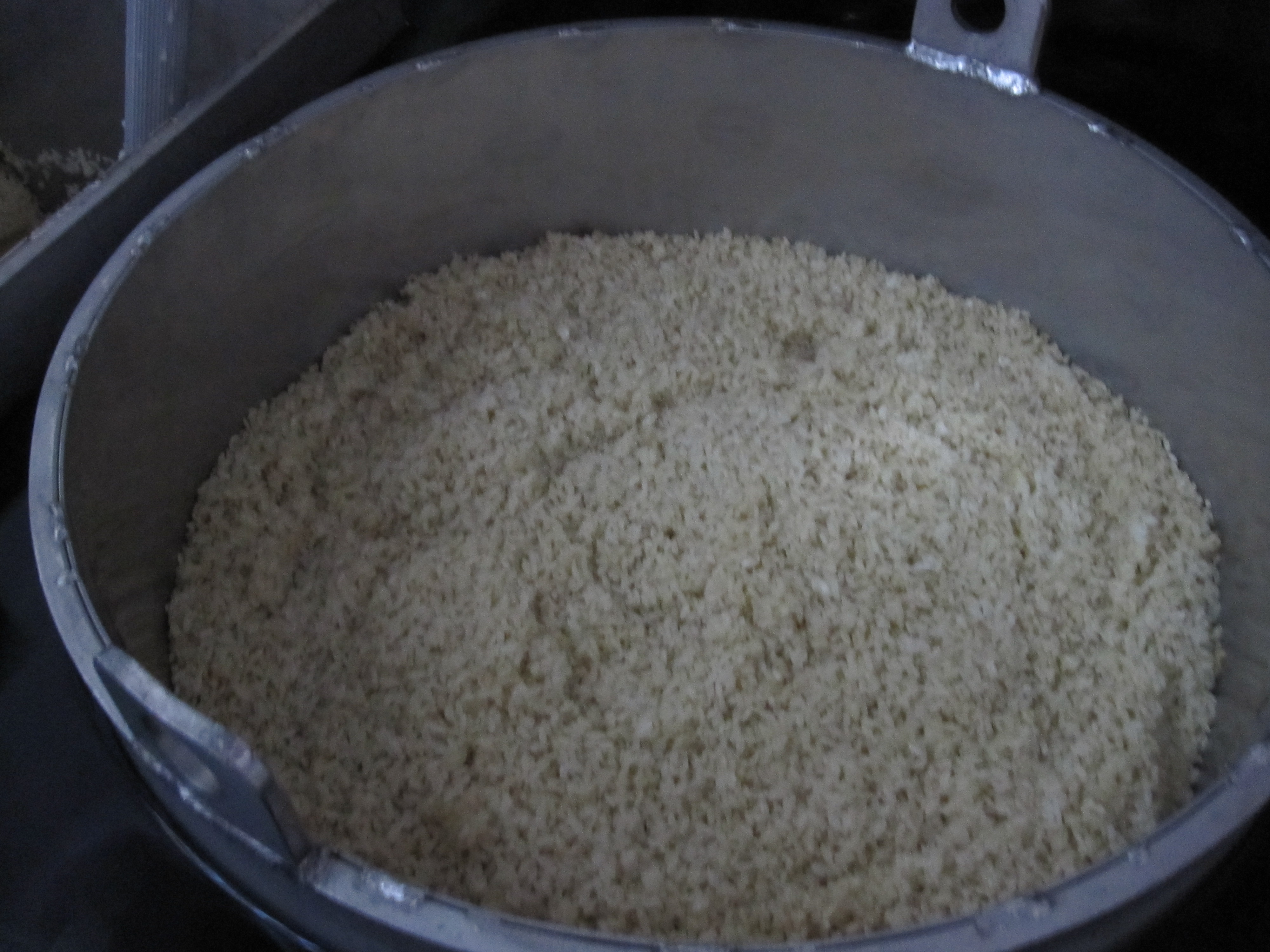玄米の麹を湯煎する