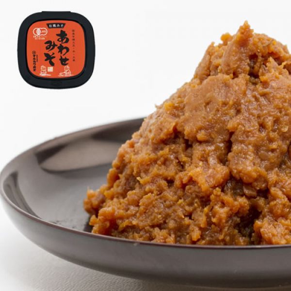 日本と麦みそを独自のレシピで混ぜ合わせたみそ。米と麦、両方の素材の美味しさを楽しめます。