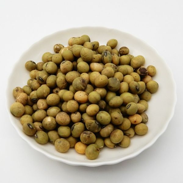 大豆の磨き作業を行っていないため、大豆表面に汚れがあります。また一部に紫斑病の大豆もありますが、品質に問題はございません。